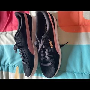 Ladies soft gel Pumas 9.5 size